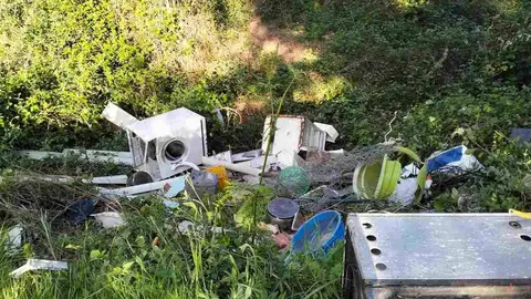 Basura acumulada y tirada de forma ilegal en una zona de Vilar de Vacas, en Cartelle.