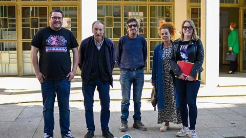 Alberto R&uacute;a, Manuel Cerredelo, Segundo Diz, Mar&iacute;a Jos&eacute; Carrera y Mar&iacute;a M&eacute;ndez entregaron las firmas este mi&eacute;rcoles en el Concello de Xinzo.