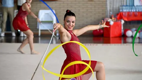 Una gimnasta del Club Gimnasia R&iacute;tmica de Ver&iacute;n, en una de sus actuaciones con cinta. | FOTO: Noelia Caseiro.