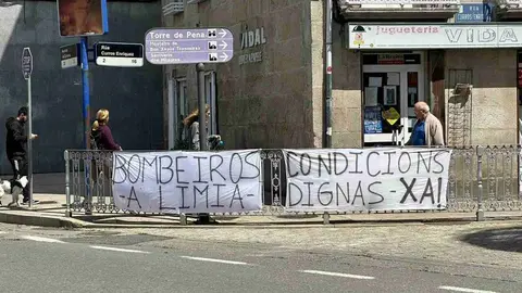 Carteles colocados por los bomberos comarcales en Xinzo con motivo de la huelga.