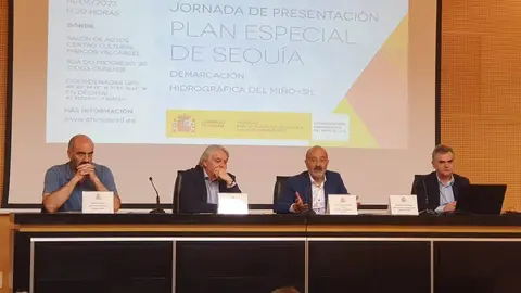 En el centro, Emilio Gonz&aacute;lez y Jos&eacute; Antonio Quiroga, durante la presentaci&oacute;n del Plan Especial de Sequ&iacute;a.