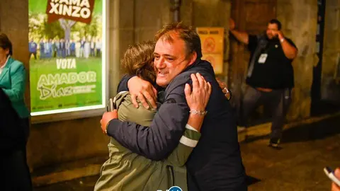Amador D&iacute;az, en la noche electoral, celebrando los resultados. | FOTO: Noelia Caseiro.