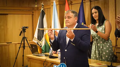 Amador D&iacute;az cogi&oacute; el bast&oacute;n de mando en su toma de posesi&oacute;n como alcalde de Xinzo. | FOTO: Anabel G. Sim&oacute;n.
