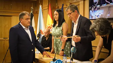 Carlos G&oacute;mez, en el pleno del pasado s&aacute;bado, a punto de entregarle el bast&oacute;n de mando a Amador D&iacute;az. | FOTO: Anabel Garc&iacute;a Sim&oacute;n.