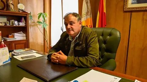 Amador D&iacute;az, en el despacho de la alcald&iacute;a antelana. | FOTO: Noelia Caseiro.