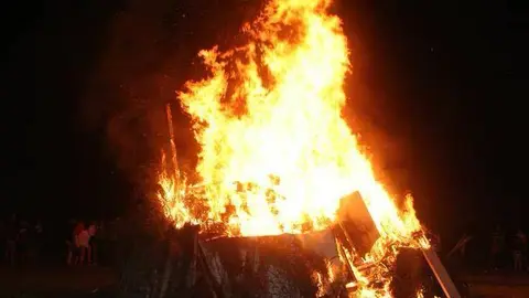 Habr&aacute; una gran fogata para celebrar la noche.