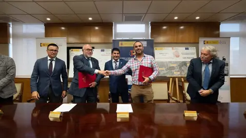 Jos&eacute; Gonz&aacute;lez, Francisco Rodr&iacute;guez, Pedro Blanco, Amador Saborido y Emilio Gonz&aacute;lez, en la firma del convenio.