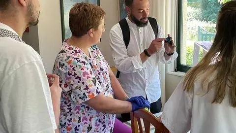 Un dos usuarios da vivenda comunitaria do CDR O Viso en Lodoselo emprega un reloxo de teleasistencia.