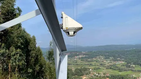 Dispositivo de Fire Detection ubicado en una torre de la red el&eacute;ctrica.