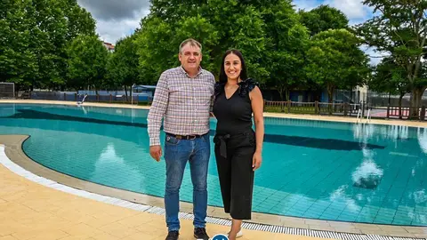 El alcalde de Xinzo, Amador D&iacute;az; y la concejala de Deportes y Mantenimiento de Parques y Jardines, Cristina Campero, en las piscinas municipales. | FOTO: Noelia Caseiro.
