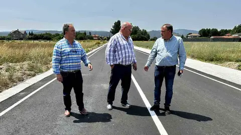 Ram&oacute;n G&oacute;mez, concejal de Obras e Infraestructuras; y Amador D&iacute;az, alcalde de Xinzo; comprobaron el resultado de las obras.