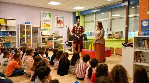 A Asociaci&oacute;n Civitas Limicorum visitou a finais de curso os colexios de Xinzo para falar cos nenos sobre os romanos e os castrexos. | FOTO: Noelia Caseiro.