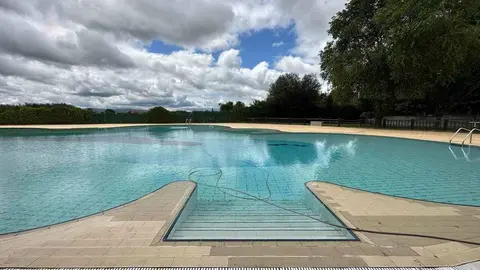 Las piscinas de Xinzo abrieron el pasado s&aacute;bado 1 de julio. | FOTO: Noelia Caseiro.