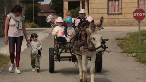 O paseo en burro &eacute; unha das actividades que ofrecen para nenos das escolas infant&iacute;s.