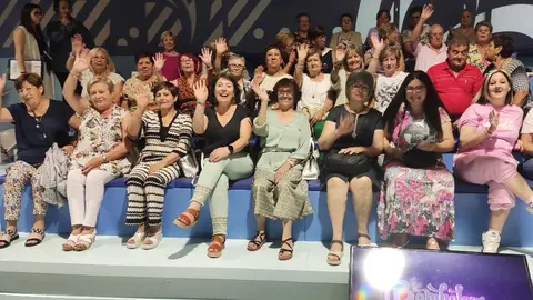 Parte do grupo da Escola Rural de Sa&uacute;de da Limia que viaxou a Santiago para asistir de p&uacute;blico a un dos programas da TVG.