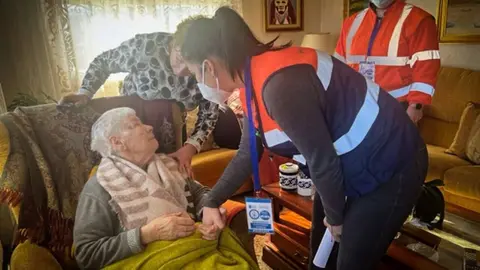 Visita del equipo de soporte para a atenci&oacute;n domiciliaria a una paciente de Xinzo.