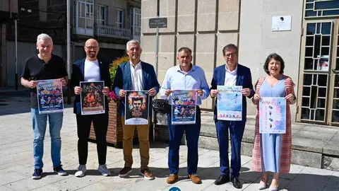 Xo&aacute;n M. Paradela, Ricardo Sieiro, Valent&iacute;n Garc&iacute;a, Amador D&iacute;az, Carlos G&oacute;mez e &Aacute;ngeles Mart&iacute;nez, cos carteis das actividades culturais deste ver&aacute;n en Xinzo. | FOTO: Noelia Caseiro.