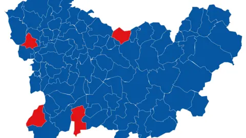 As&iacute; qued&oacute; el mapa de la provincia, donde el PP gan&oacute; en todos los concellos salvo en cuatro que se llev&oacute; el PSOE -Entrimo, Calvos de Rand&iacute;n, Parada de Sil y Carballeda de Avia-.