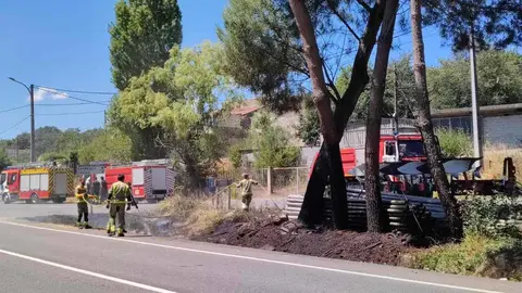 Los bomberos acudieron al lugar para apagar el fuego y evitar que se propagase. | FOTO: Xos&eacute; Lois Colmenero.