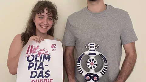 Mirian Opazo e Borja Rub&eacute;n, co cartel desta nova edici&oacute;ns das Olimp&iacute;adas Rurais Interpobos e co premio para o ga&ntilde;ador.