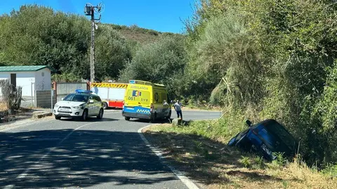 El coche volc&oacute; en la cuneta de la OU-1102, a su paso por Morgade.
