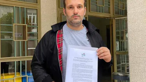 O voceiro do BNG en Xinzo, Camilo Vila, presentou a primeira moci&oacute;n do grupo municipal.