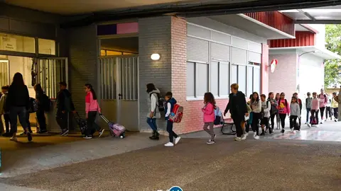Os alumnos do CEIP Rosal&iacute;a de Castro de Xinzo volveron este luns &aacute;s clases. | FOTO: Noelia Caseiro.