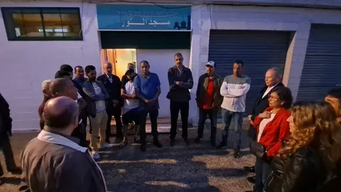 O secretario xeral do PSdeG-PSOE de Ourense, Rafael Rodr&iacute;guez Villarino; e a voceira socialista en Xinzo, Elvira Lama; reun&iacute;ronse coa comunidade marroqu&iacute; da vila.