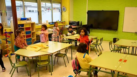 Os nenos de Infantil do CEIP Rosal&iacute;a de Castro volveron &aacute;s aulas esta semana. | FOTO: Noelia Caseiro.