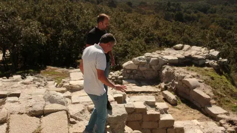 Manuel Pozo e Camilo Vila, concelleiros do BNG, comprobando os desperfectos no Castelo de Pena.