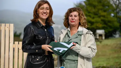 A vicepresidenta segunda da Xunta de Galicia e conselleira de Medio Ambiente, &Aacute;nxeles V&aacute;zquez, coa rexedora de Porqueira, Susana V&aacute;zquez Dorado. | FOTO: Noelia Caseiro.