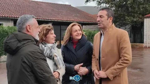 Alfonso Vilares -&aacute; dereita-, conselleiro do Mar, coa s&uacute;a compa&ntilde;eira de gabinete, Elena Rivo -conselleira de Promoci&oacute;n do Emprego-, a alcaldesa de Porqueira, Susana V&aacute;zquez, e Manuel Conde. | FOTO: Xos&eacute; Lois Colmenero.