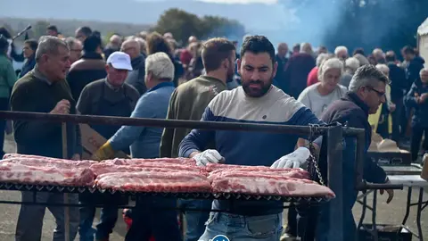 A costela, outro dos imprescindibles nos magostos tradicionais, como o de Parada de Outeiro, en Vilar de Santos. | FOTO: Noelia Caseiro.