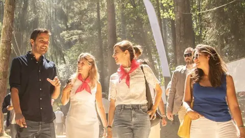 O portavoz de Movemento Sumar Galicia, Paulo Carlos López, con Yolanda Díaz e Marta Lois no Carballiño