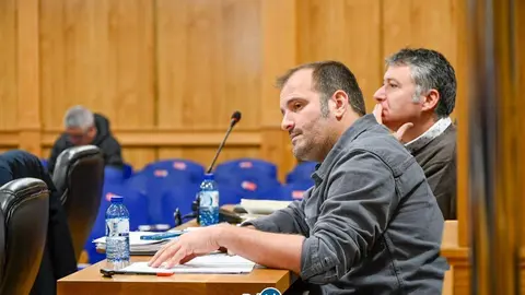 Camilo Vila, del BNG, defendiendo la moci&oacute;n por la falta de pediatras. | FOTO: Noelia Caseiro.