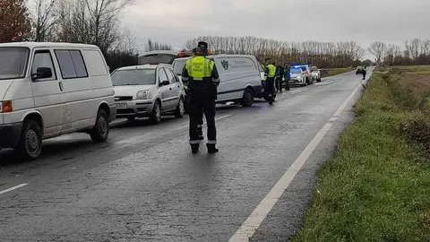La mujer cay&oacute; de la furgoneta blanca, primera de la imagen, en marcha. | FOTO: Xos&eacute; Lois Colmenero.