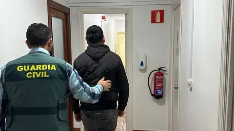 Un de los detenidos en la operaci&oacute;n policial. | FOTO: Guardia Civil.