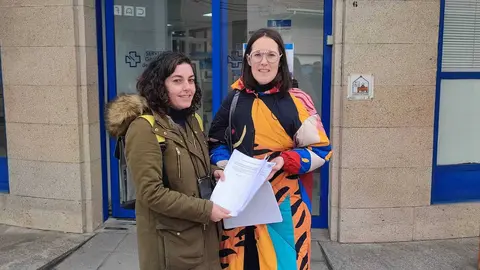 Noelia y Eva, dos de las integrantes de "Loita Pediatras Xinzo". | FOTO: Xos&eacute; Lois Colmenero.