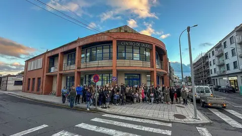 Concentraci&oacute;n improvisada el pasado 24 de octubre, ante el centro de salud de Xinzo. | FOTO: Noelia Caseiro.