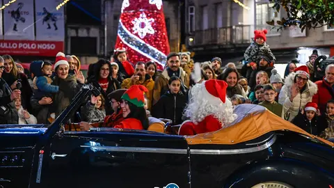Pap&aacute; Noel, llegando a la Praza Maior de Xinzo. | FOTO: Noelia Caseiro.