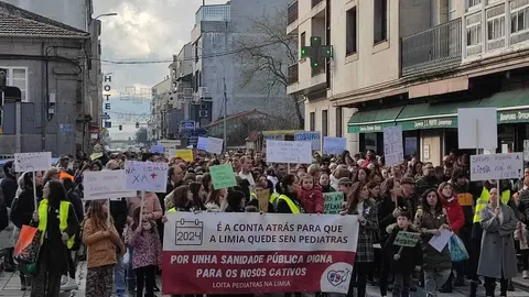 La manifestaci&oacute;n a su llegada a la avenida de Madrid desde Dos de Mayo. | FOTO: Xos&eacute; Lois Colmenero.