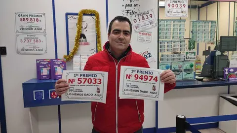 Herminio Carballeda, este s&aacute;bado en la administraci&oacute;n n&uacute;mero 1 de Xinzo, en la avenida de Madrid. | FOTO: Xos&eacute; Lois Colmenero.