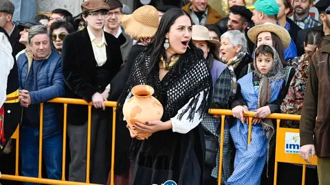A concelleira de Deportes, Cristina Campero, amosou estar en plena forma f&iacute;sica no lanzamento de ola. | FOTO: Noelia Caseiro.