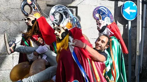 Uno de los participantes en el Entroido limiano sin disfraz, capturado por las pantallas y llevado al primer bar cercano para obligarle a pagar la ronda. | FOTO: Noelia Caselro.