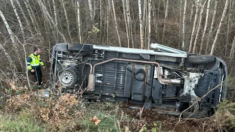 El accidente tuvo lugar en un sinuoso trazado de la OU - 531. | FOTO: Guardia Civil.