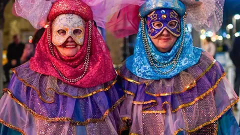 Un par de las mascaritas m&aacute;s llamativas que este s&aacute;bado bailaron en el centro de la villa. | FOTO: Noelia Caseiro.