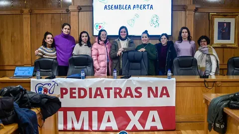 Una amplia representaci&oacute;n de la Plataforma, antes de comenzar la asamblea abierta de este viernes. | FOTO: Noelia Caseiro.