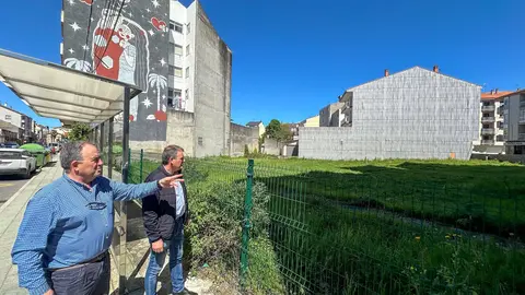 Ram&oacute;n G&oacute;mez, concejal de Obras, con el alcalde de Xinzo de Limia, Amador D&iacute;az, observando los terrenos del nuevo estacionamiento.