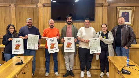 Integrantes de la nueva Asociaci&oacute;n de Hostaleiros da Limia posan con el cartel de la primera edici&oacute;n de "Tapi&ntilde;as".