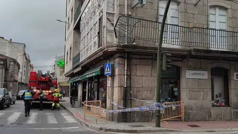 El tr&aacute;fico sentido Bande permaneci&oacute; cortado casi una hora en la calle Dos de Mayo. | FOTO: Xos&eacute; Lois Colmenero.